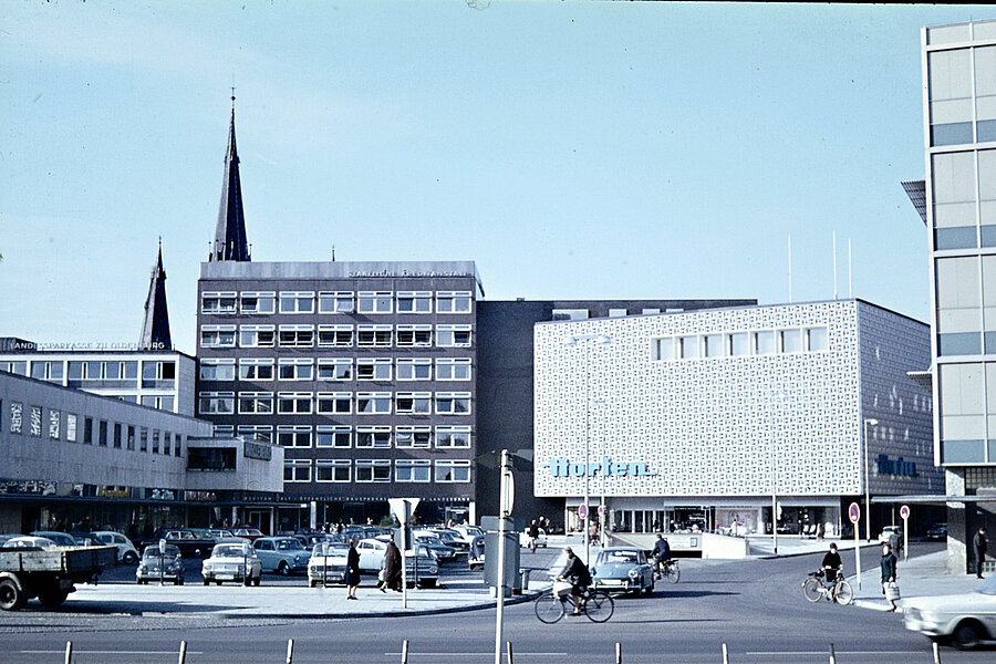 Horten-Filiale um 1966, links das alte Hallenbad gegenüber vom Schloss. Foto: Stadtmuseum Oldenburg