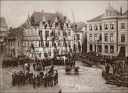Feuerwehrübung am Rathaus, rechts Brunnen, 1882. Foto: Stadtmuseum Oldenburg/restaurierte Fassung Hans-Dieter Janßen