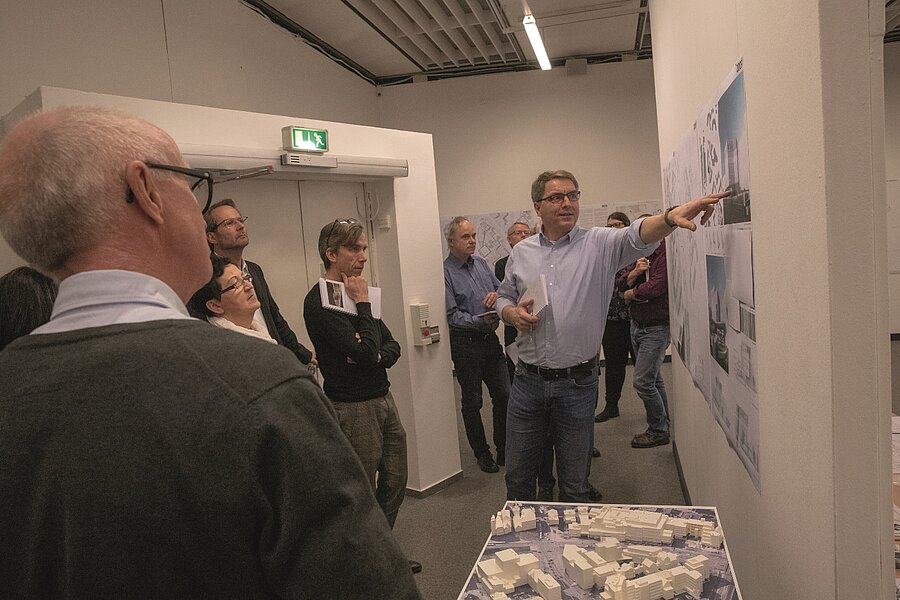 Oberbürgermeister Krogmann mit dem Preisgericht. Foto: Sascha Stüber