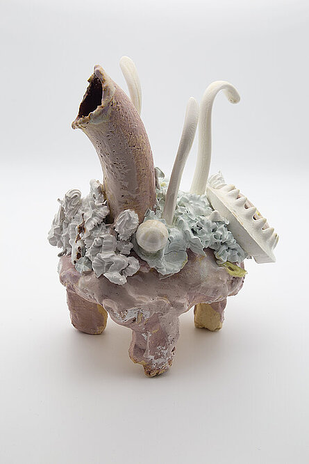 Annegret Streu, Dreifuß aus dem Meer mit Esse, Ton, Porzellan, Glasur, 2020 © Annegret Streu