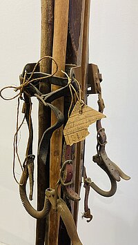 Bindung der alten Holzskier mit abgerissenem Etikett. © Stadtmuseum Oldenburg