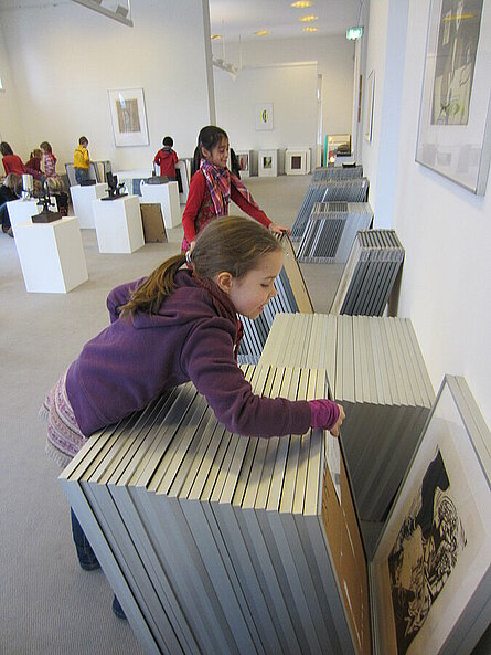 Kinder betrachten Kunstwerke in der Artothek. Foto: Artothek