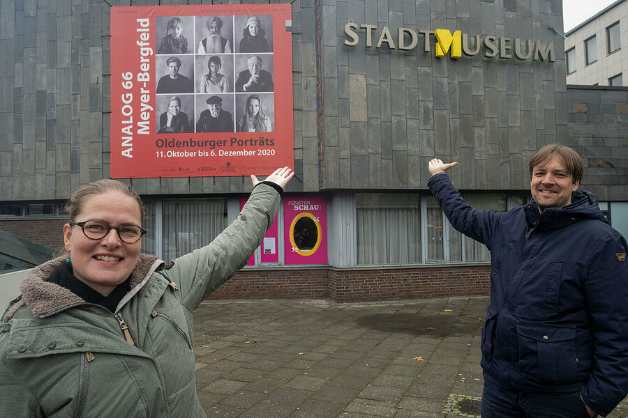 Dr. Steffen Wiegmann, Leiter Stadtmuseum Oldenburg und Franziska Boegehold-Gude, Wissenschaftliche Mitarbeiterin, präsentieren das neue "M". Foto: Sascha Stüber