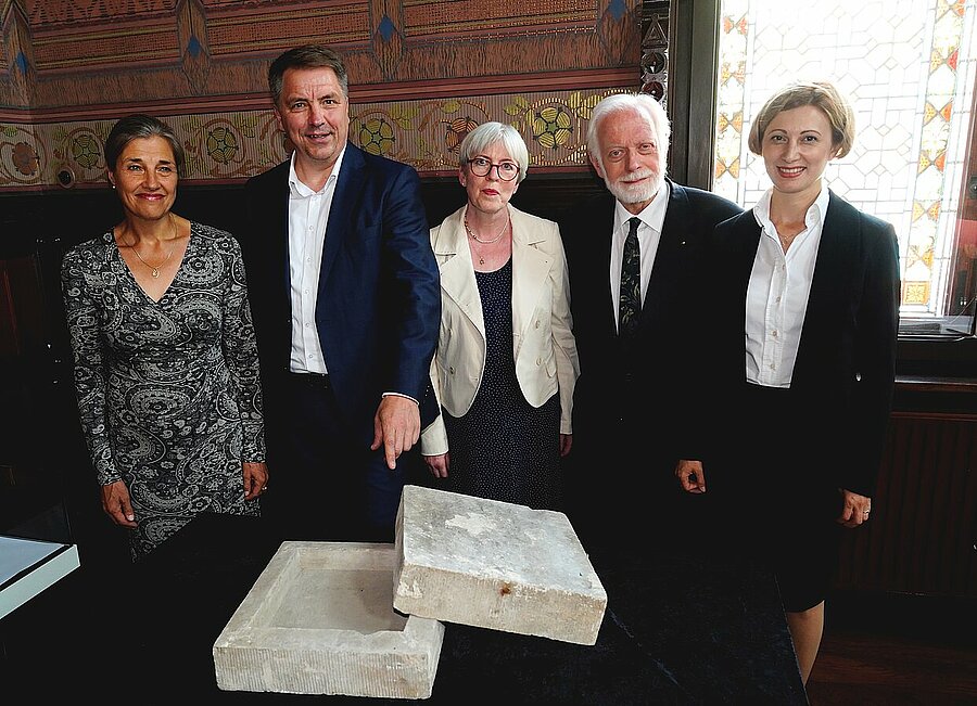 Provenienzforscherin Sabine Stührholdt, Oberbürgermeister Jürgen Krogmann, Dr. Elisabeth Schlesinger, Ernst Sittig (beide Vorstand der Jüdischen Gemeinde zu Oldenburg) und Rabbinerin Alina Treiger mit dem Grundstein der alten Synagoge (von links). Foto: Sascha Stüber 