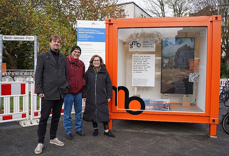 Museumsleiter Dr. Steffen Wiegmann, Bernd Munderloh und Amtsleiterin Christiane Cordes vor dem SMO-Container © Stadtmuseum Oldenburg