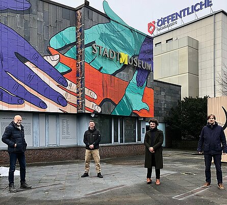 Prof. Dr. Uwe Meiners (Oldenburgische Landschaft), Dr. Steffen Wiegmann und Künstler von The Hidden Art Project vor dem Stadtmuseum. Foto: Stadtmuseum Oldenburg