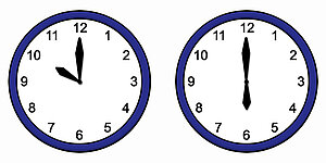 Uhren zeigen 10 und 18 Uhr © Lebenshilfe für Menschen mit geistiger Behinderung Bremen e.V. / Stefan Albers