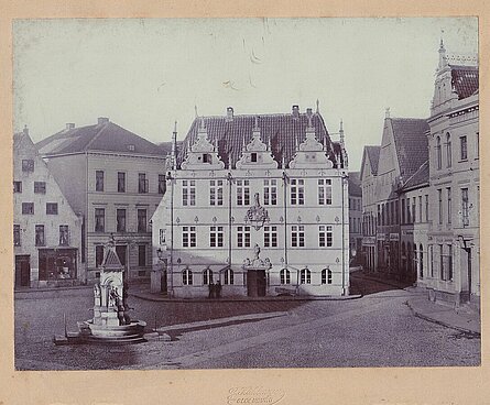 Marktplatz mit Rathaus und Brunnen, 1882. Foto: Stadtmuseum Oldenburg/Kahlmeyer
