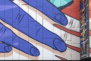 Finger einer Hand des Fassadengemäldes "Neue Etikette". Foto: Nika Kramer