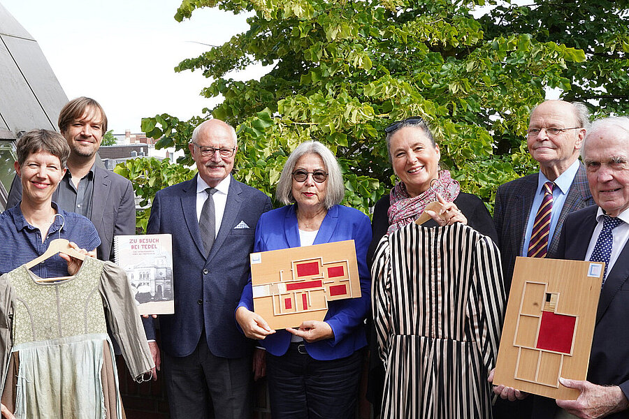 Sandrine Teuber (Bildung und Vermittlung), Dr. Steffen Wiegmann (Leiter des Stadtmuseums), Mitglieder des Vereins Lebendiges Museum: Rolf Nießen (Beisitzer), Dr. Doris Weiler-Streichsbier (Beisitzerin), Geraldine Dudek, (stellvertretende Vorsitzende), Ivo Kügel (Vorsitzender), Dieter Kuhlmann (Schriftführer), abwesend: Peter Goretzki (Schatzmeister) © Stadtmuseum Oldenburg