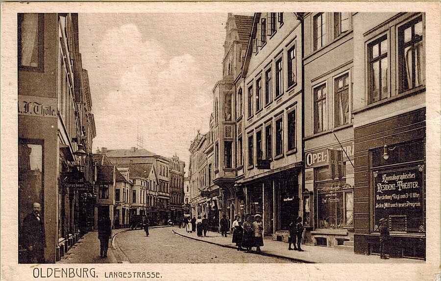 Die Lange Straße auf einer Ansichtskarte aus dem Jahr 1909. Links im Bild das Schild „W. Bensel, Kürschner“ 