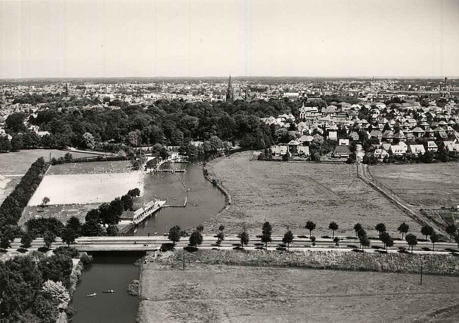 Luftbild mit Huntebad und Schlossgarten, 1950er Jahre. Foto: Stadtmuseum Oldenburg