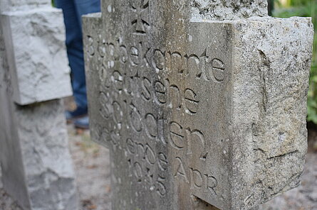Alte Grabsteine auf einem Stopp der Radtour. Foto: Stadt Oldenburg
