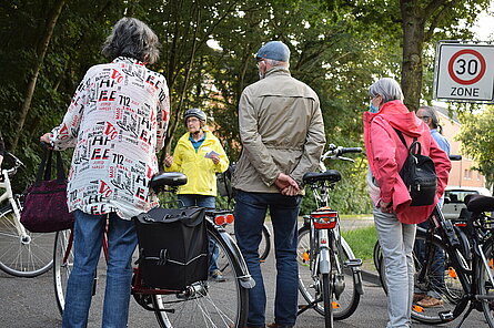 Christine Krahl erläutert einen der Schauplätze des Verbrechens. Foto: Stadt Oldenburg