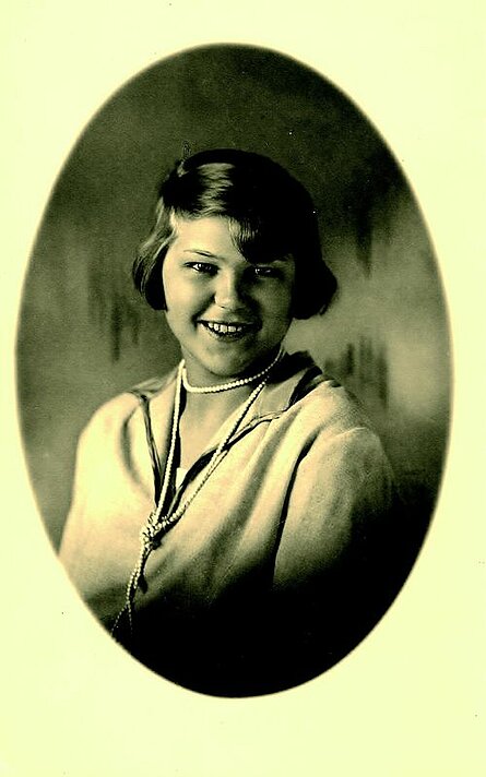 Junge Frau mit Bubikopf-Variante, um 1920. Foto: public domain (pixabay.com)