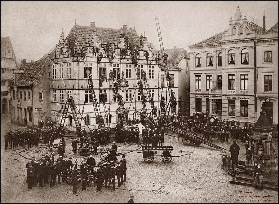 Feuerwehrübung am alten Rathaus, 1882. Foto: Stadtmuseum Oldenburg/bearb. Hans Dieter Janßen