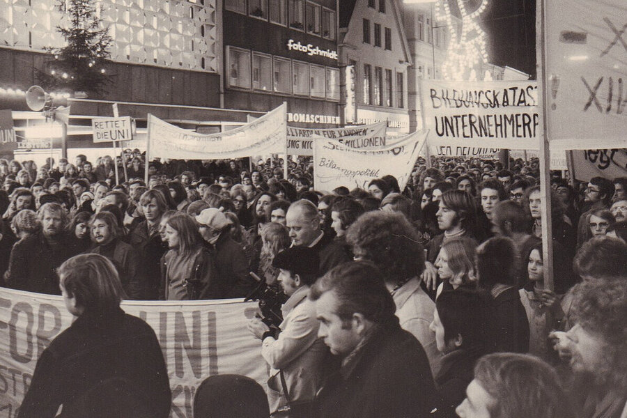 Demonstration von Befürworterinnen und Befürwortern der Gründung einer Reformuniversität in Oldenburg in der Langen Straße in Oldenburg, Dezember 1971. Foto: Stadtmuseum Oldenburg/Günter Nordhausen