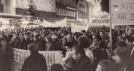 Demonstration von Befürworterinnen und Befürwortern der Gründung einer Reformuniversität in Oldenburg in der Langen Straße in Oldenburg, Dezember 1971. Foto: Stadtmuseum Oldenburg/Günter Nordhausen