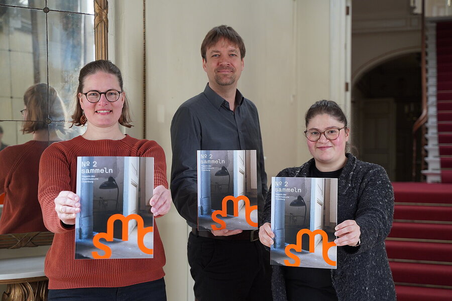 Sammlungsleiterin Franziska Boegehold-Gude, Museumsleiter Dr. Steffen Wiegmann und Sammlungsmanagerin Lemya Demirkapi mit der aktuellen Ausgabe SMO-Magazins © Stadtmuseum Oldenburg