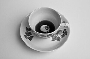 Ennow Strelow, ohne Titel (Teetasse mit Auge) © Ennow Strelow