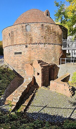Reste der Stadtmauer und der Pulverturm, Foto: Reinhard Hövel