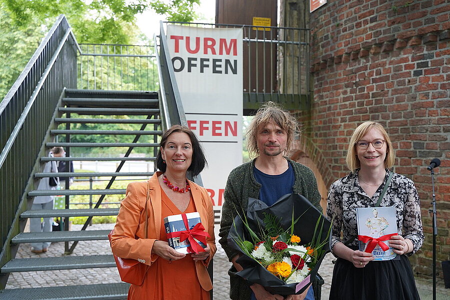 Übergabe des Förderpreises an Carlo Leopold Broschewitz, v.l.n.r. Dr. Sabine Isensee, Carlo Leopold Broschewitz und Nicole Piechotta © Stadtmuseum Oldenburg