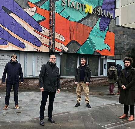 Olaf Meenen (LzO Stiftung Kunst und Kultur), Dr. Steffen Wiegmann und Künstler von The Hidden Art Project vor dem Stadtmuseum. Foto: Stadtmuseum Oldenburg