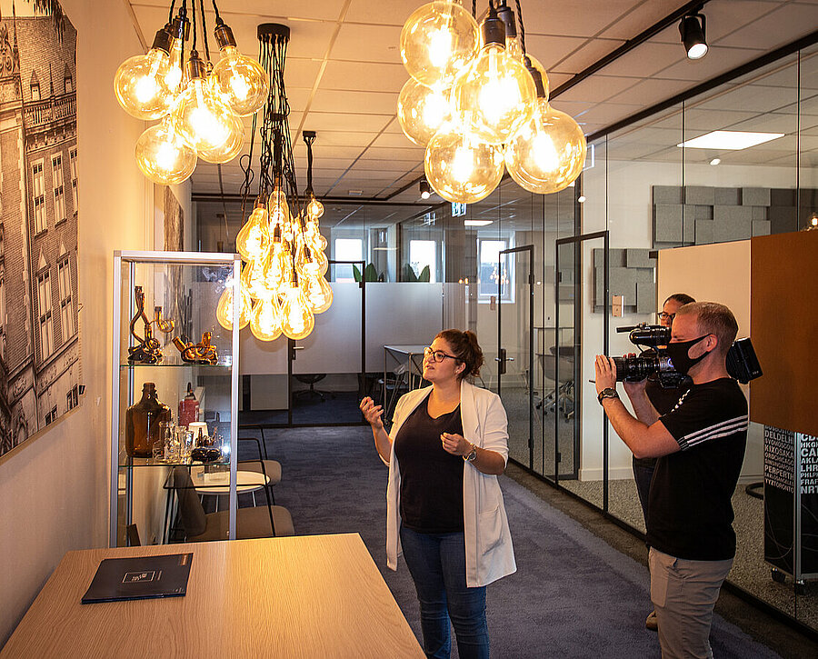 Lemya Demiirkapi erklärt die Ausstellung im Glaswerk. Foto: Glaswerk