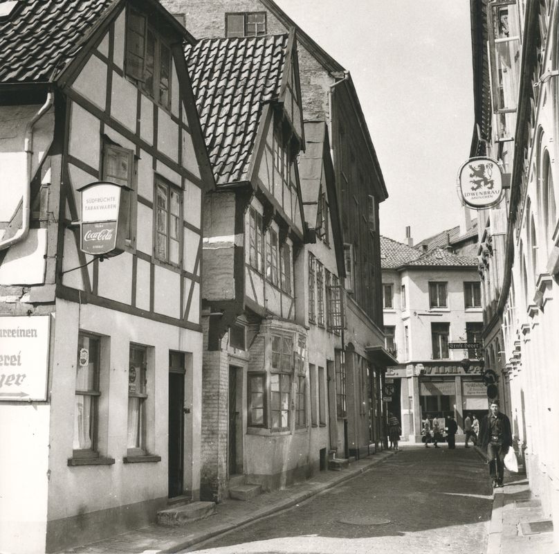 Rechts das Gebäude der Firma Hoyer, links gegenüber Fachwerkhäuser, vor deren Abriss 1965. Foto: Stadtmuseum Oldenburg