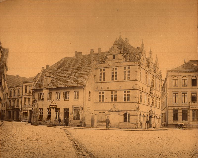 Altes Rathaus mit Hotel (rechts), um 1880. Foto: Stadtmuseum Oldenburg