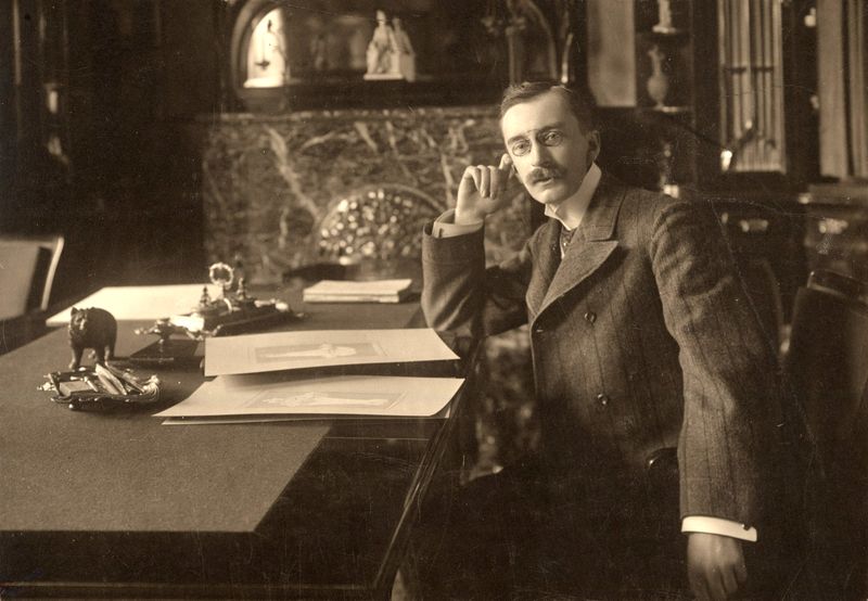 Theodor Francksen am Schreibtisch in seinem Arbeitszimmer. 1912. Foto: Stadtmuseum Oldenburg
