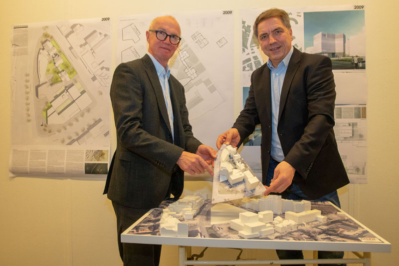 Oberbürgermeister Krogmann und der Vorsitzende des Preisgerichts Rolf Schuster präsentieren den Siegerentwurf. Foto: Sascha Stüber