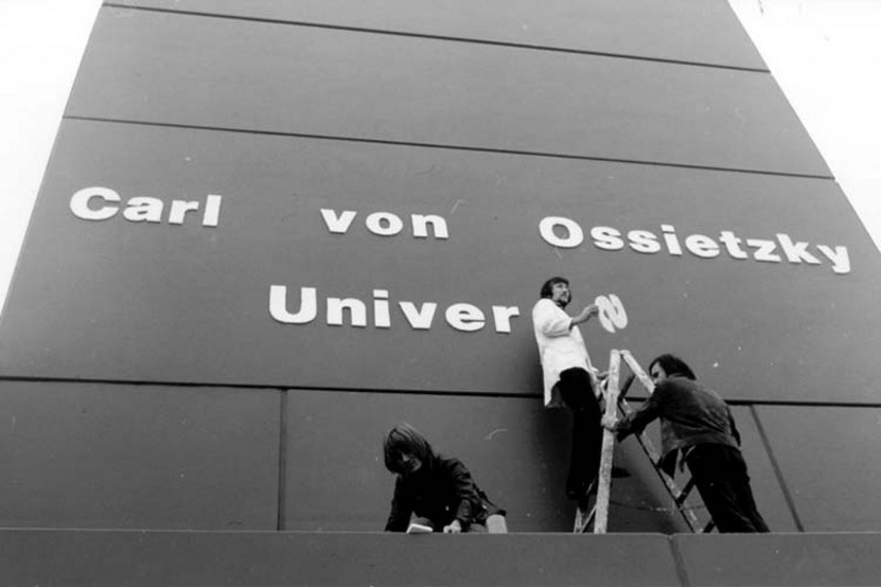 Demonstrative Anbringung des Namenszuges Carl von Ossietzky Universität durch Studenten, 1974 © Stadtmuseum Oldenburg