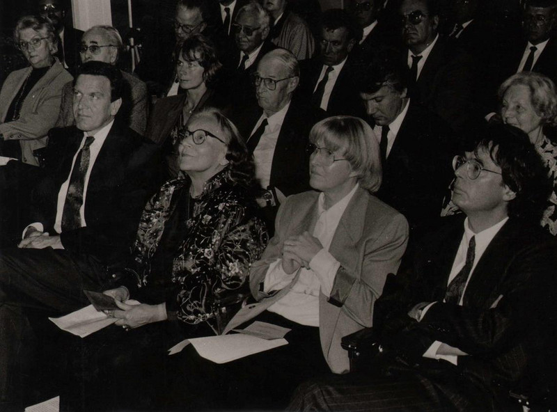 Festakt zur Namensgebung im Beisein von Gerhard Schröder, Rosalinde von Ossietzky-Palm und Helga Schuchardt, 3. Oktober 1991. Vorlage: Pressestelle der Carl von Ossietzky Universität. © Stadtmuseum Oldenburg