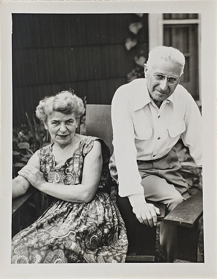 Else und Georg Rosenthal im Exil in ihrem Garten im Bundesstaat New York/USA, undatiertes Foto. Landesmuseum für Kunst und Kulturgeschichte Oldenburg, Nachlass Ernst und Hanneliese Beyersdorff.