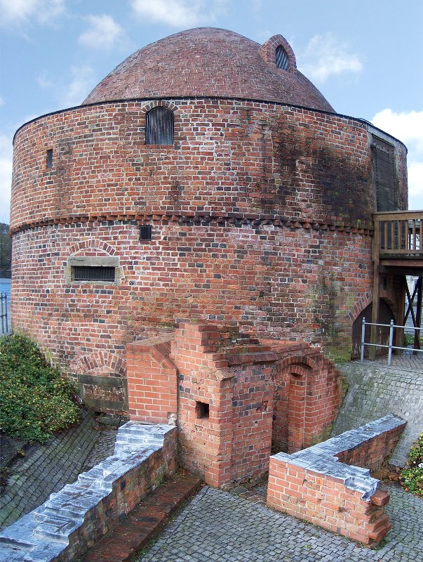 Pulverturm mit freigelegten Fundamenten. Foto: Stadtmuseum